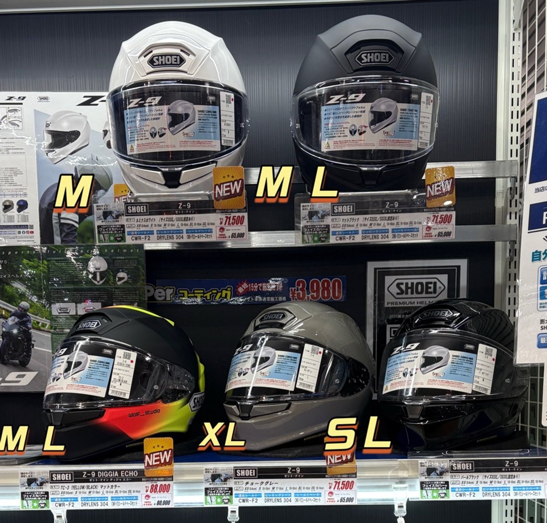 日本店头的头盔陈列与商品标牌